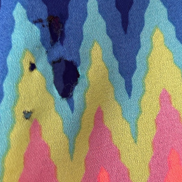 Vibrant Zigzag Patterned Women's Top Roll Tab Sleeve Size Small High Low Coverup - Picture 16 of 16